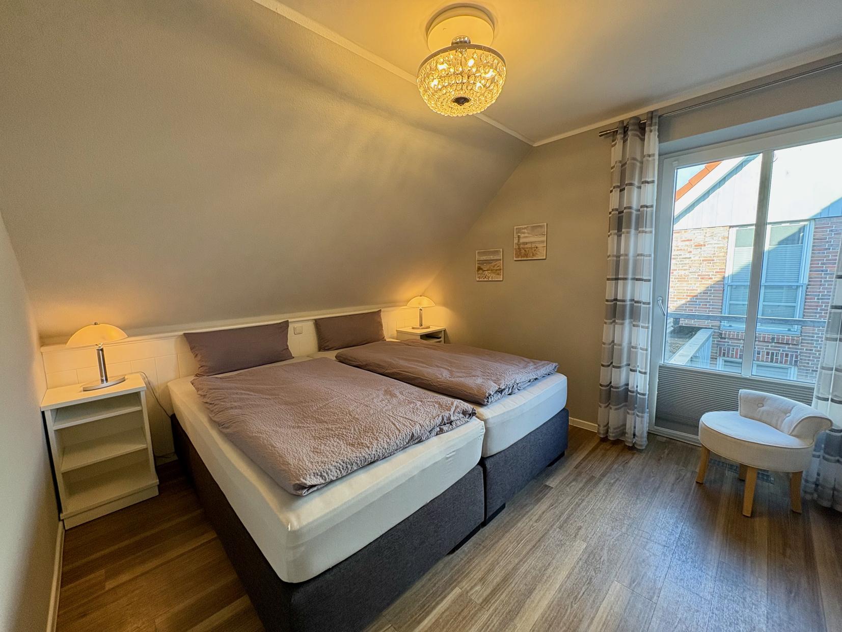 Helles Schlafzimmer mit Doppelbett