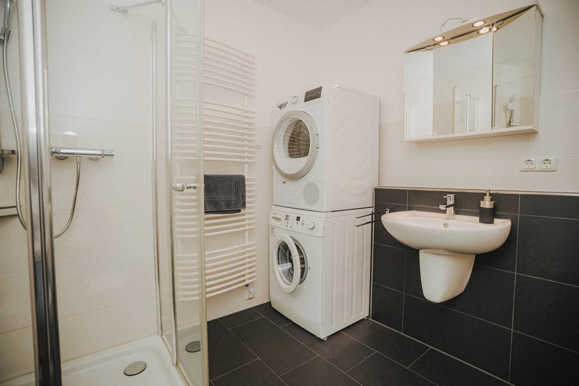 Badezimmer mit Waschmaschine und Trockner