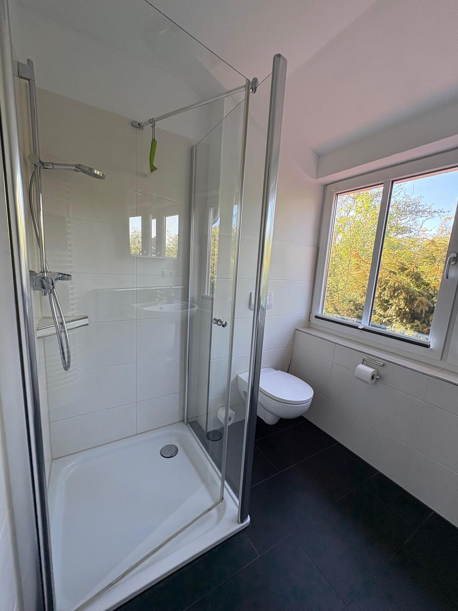 Oberes Badezimmer mit Dusche im Ferienhaus Nirwana