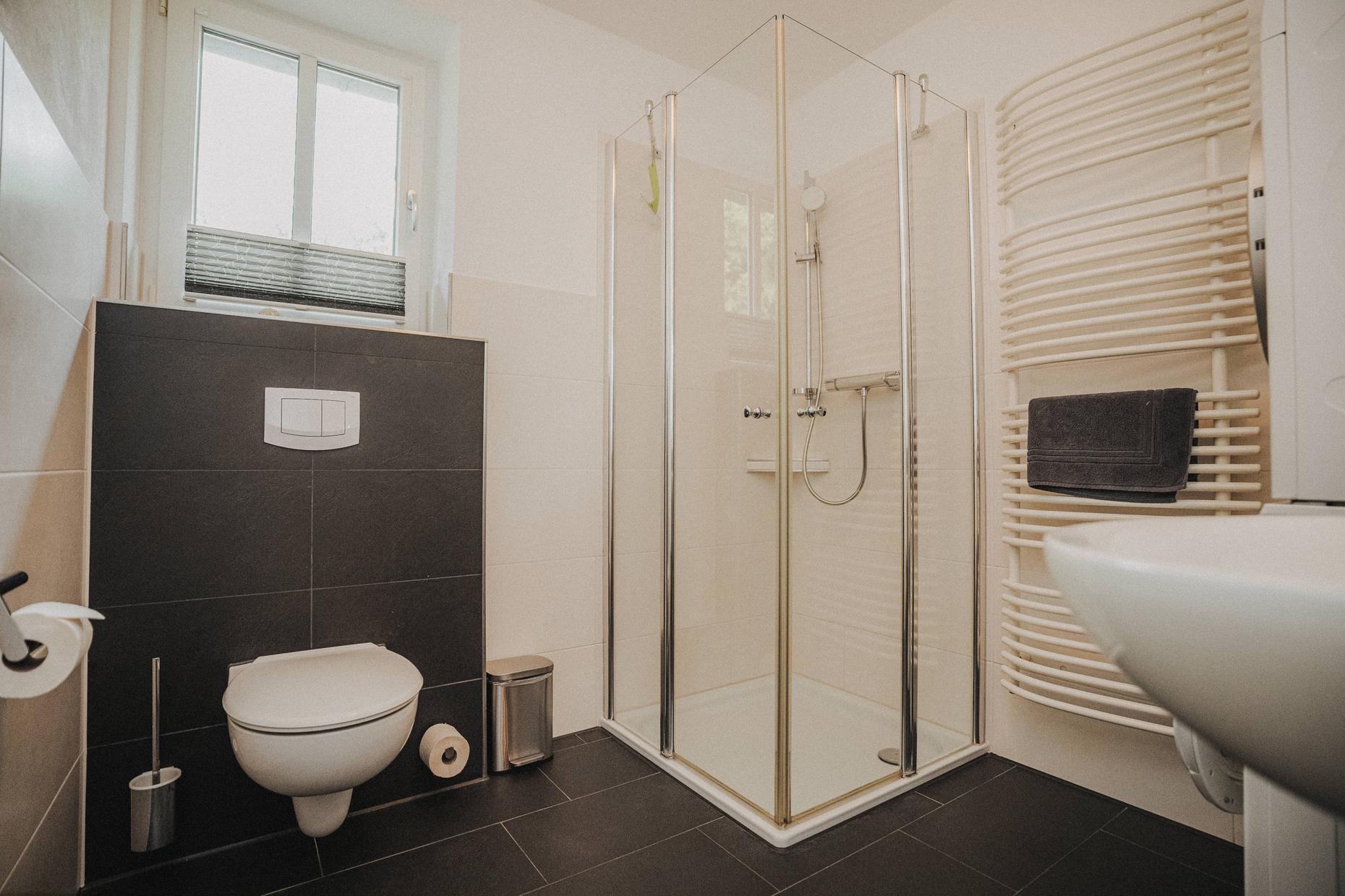 Modernes Badezimmer mit Dusche im Ferienhaus Nirwana