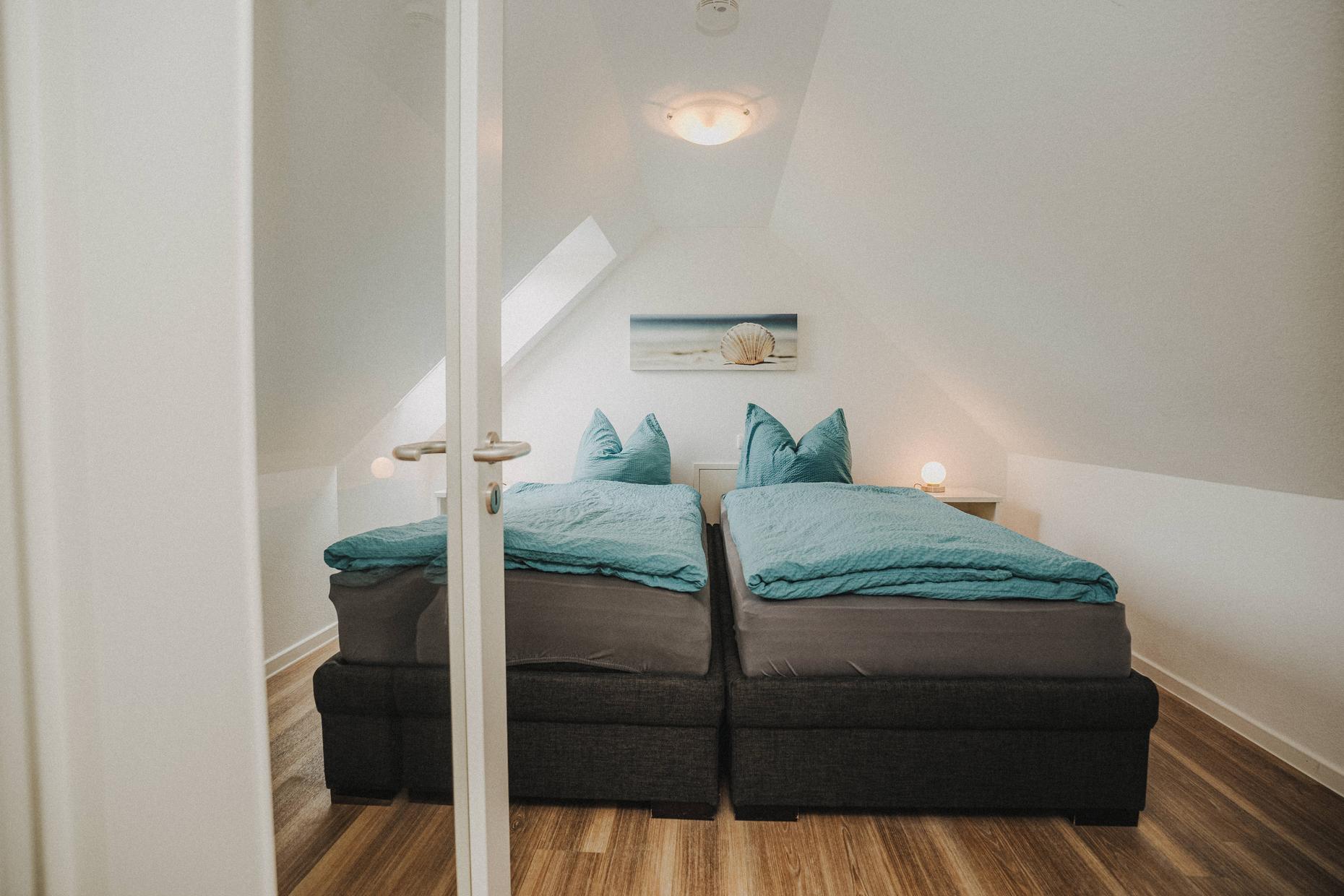Schlafzimmer mit Doppelbett unter dem Dach